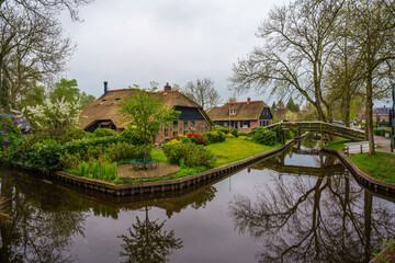 Fototapeta na wymiar Landscapes of the famous Giethoorn village in Netherlands