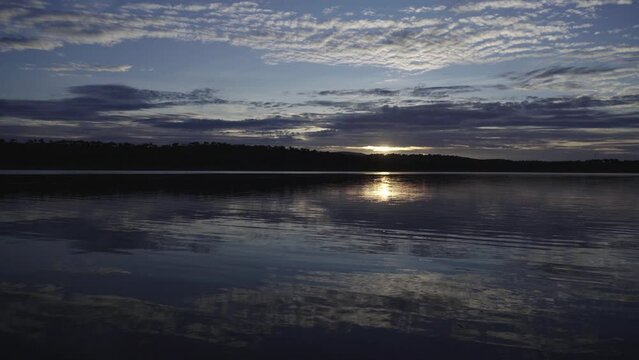 Atardecer en un precioso lago con efecto de espejo cristalino cielos espectaculares