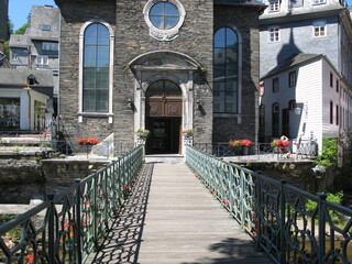 Brücke zum Portal der Kirche in Monschau