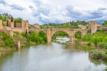 Obraz premium Scenic view of medieval pedestrian San Martin's bridge offering sweeping views of the Tagus River in Toledo, Spain