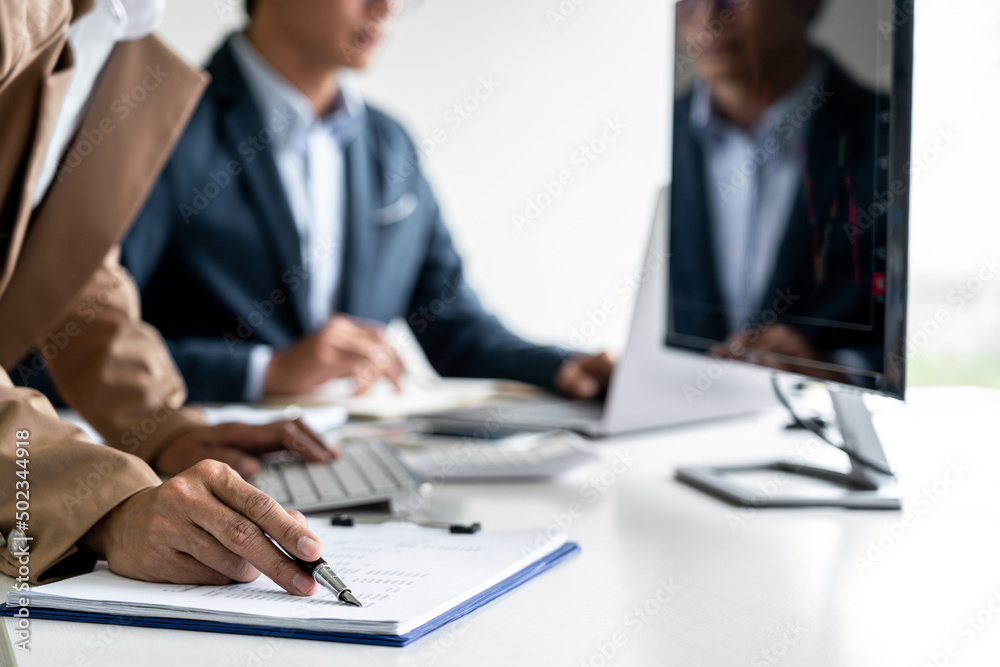 Aufkleber business team investment working with computer, planning and analyzing graph stock market trading wi