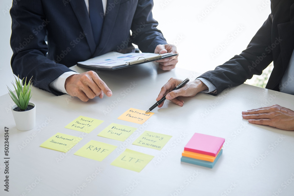 Aufkleber business team executive accounting analyzing and calculation on valuation data investment fund looki