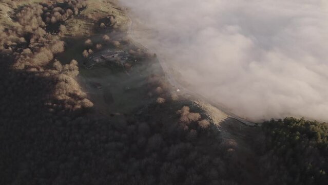 Nuvole e strada di montagna