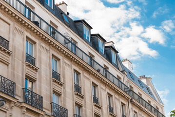 Fototapeta na wymiar Facade of a typical central Paris apartment building