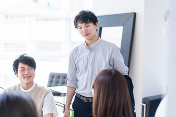 ベンチャー企業で働く若いオフィスワーカー