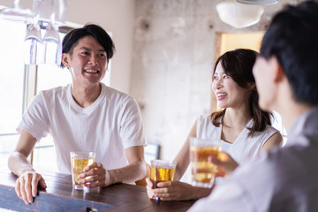 バーでお酒を飲む若者