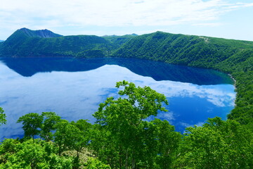 Fototapeta na wymiar 阿寒摩周国立公園。空を映す初夏の摩周湖。弟子屈、北海道、日本。6月下旬。