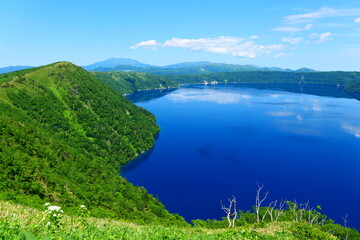 阿寒摩周国立公園。空を映す初夏の摩周湖。弟子屈、北海道、日本。6月下旬。