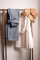 ハンガーラックにかかった夏らしい服装