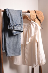 ハンガーラックにかかった夏らしい服装