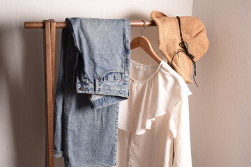 ハンガーラックにかかった夏らしい服装