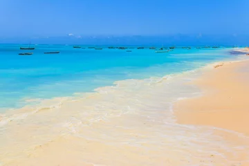 Photo sur Plexiglas Plage de Nungwi, Tanzanie Vue sur la plage de sable tropical de Nungwi et les boutres traditionnels en bois dans l& 39 océan Indien à Zanzibar, Tanzanie
