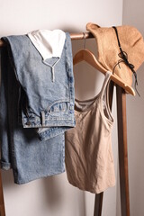 ハンガーラックにかかった夏らしい服装とマスク