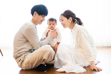 おうちで過ごす若いファミリー