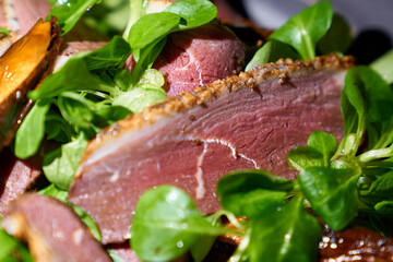 鴨肉のスモークとグリーンリーフのサラダ