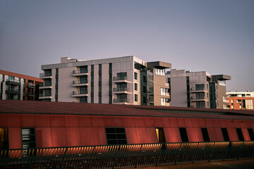 Obraz premium modern houses in the city during sunset