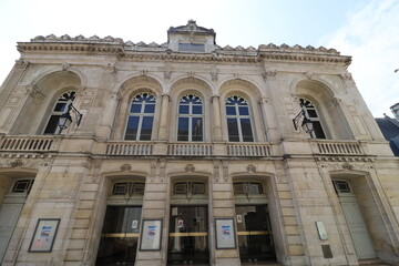 Fototapeta na wymiar Le théâtre municipal de Bourges, théâtre Jacques Coeur, vue de l'extérieur, ville de Bourges, département du Cher, France