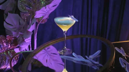 Wandcirkels Bar Martini met paarse veren decoratie  © Media Whale Stock