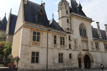 Fototapeta na wymiar Le palais Jacques Coeur, vue de l'extérieur, ville de Bourges, département du Cher, France
