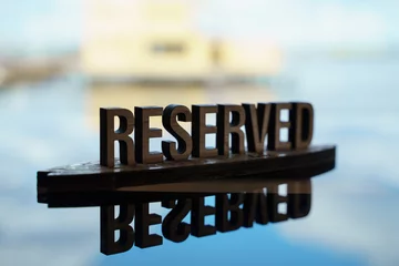 Foto op Aluminium Wooden word reserved sign in cafe or restaurant  © MariyaL