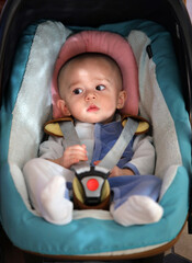 Un b&eacute;b&eacute; attach&eacute; dans son si&egrave;ge voiture