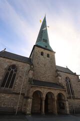Fototapeta na wymiar Delbrück; Hauptportal und Kirchturm der St.-Johannes-Baptist-Kirche im Herzen der westfälischen Kleinstadt