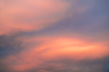 Obraz premium Pink cumulus clouds in the sunset sky.