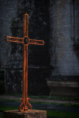 Altes Kreuz vor der Kirche Saint-Aignan in Trévières (Frankreich)