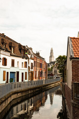 Kanal in St-Leu (Amiens, Frankreich), im Hintergrund Tour Perret
