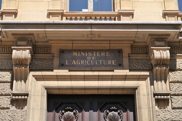 Plaque du Ministère de l'Agriculture français sur la façade de l'hôtel de Villeroy, à Paris...