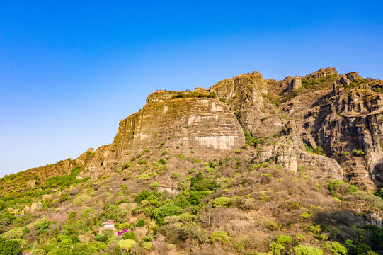 Vista aérea de cerro del Tepozteco con drone Mavic 2 pro en mañana soleada. 