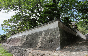 日本の伝統的な漆喰と石の塀　Japanese traditional white plastered wall