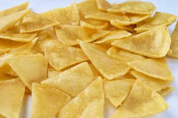 白背景のメキシコのトトポス (トルティージャ チップスあるいはコーンチップス ）Mexican totopos (tortilla chips or corn chips) on white background