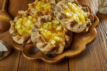 Karelian pasty with apples and apricot