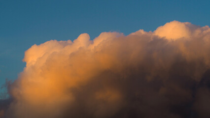 Ciel aux couleurs chaudes pendant le crépuscule