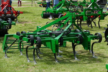 Maquinaria agrícola de color verde y negro. Arado para tractor