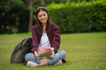 Tourists are looking at maps to get to the places they want to travel.