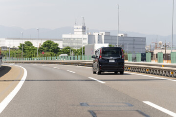 高速道路を走行中の車