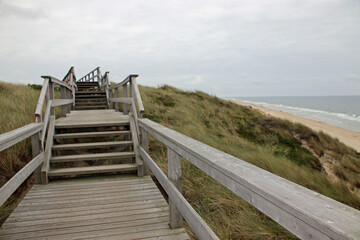 Obraz premium Strandtreppen Wanderweg auf der Insel Sylt mit Blick auf den Strand vom Kliff