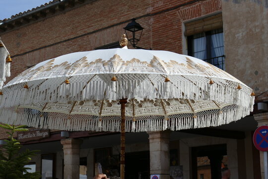 sombrilla blanca con flecos y detalles 