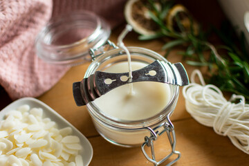 Selbstgemachte Duftkerze mit Zitronen-Rosmarin Duft im Glas mit Bügelverschluss. Nahaufnahme