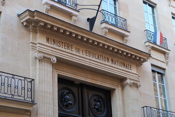 Façade du Ministère de l’Éducation Nationale français, hôtel de Rochechouart, à Paris (France) - obrazy, fototapety, plakaty
