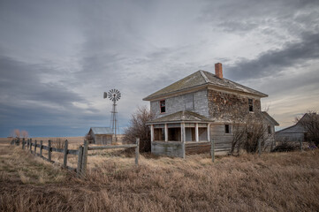 Old abandoned farmhouse in a rural area in Alberta, Canada - obrazy, fototapety, plakaty
