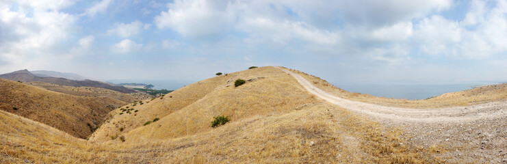 Obraz premium Shore of Lake Kinneret, the slopes of the Golan Heights in Israel
