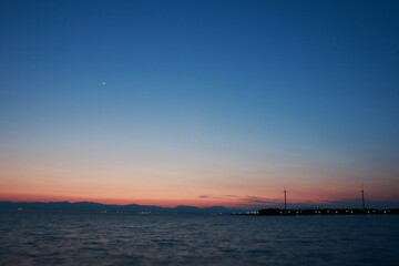 Fototapeta premium 日本 伊勢湾の夕焼けと風力発電