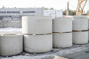 Obraz premium Concrete rings of the walls of wells necessary for the construction of drainage structures.