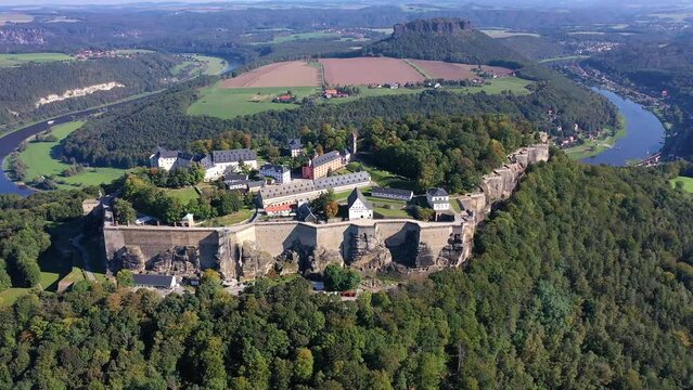 Drohnenaufnahme, Drohnenflug, Nahaufnahme, &uuml;ber zur Festung K&ouml;nigstein mit Blick auf die Elbe und den Felsen Lilienstein und umliegende Landschaft, W&auml;lder, Berge, S&auml;chsischen Schweiz, Sachsen, Deutsch