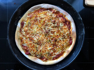 Selbstgemachte Pizza auf einem Backblech.