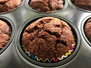 selbstgemachte schokoladen Muffins die abkühlen