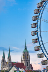 Riesenrad auf Münchner Frühlingsfest auf der Theresienwiese mit blauem Himmel
